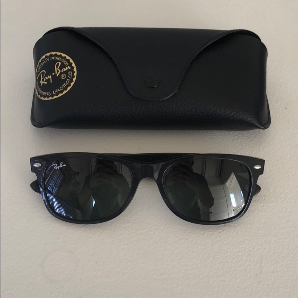 Brand new Black New Wayfarer Ray-Ban Sunglasses